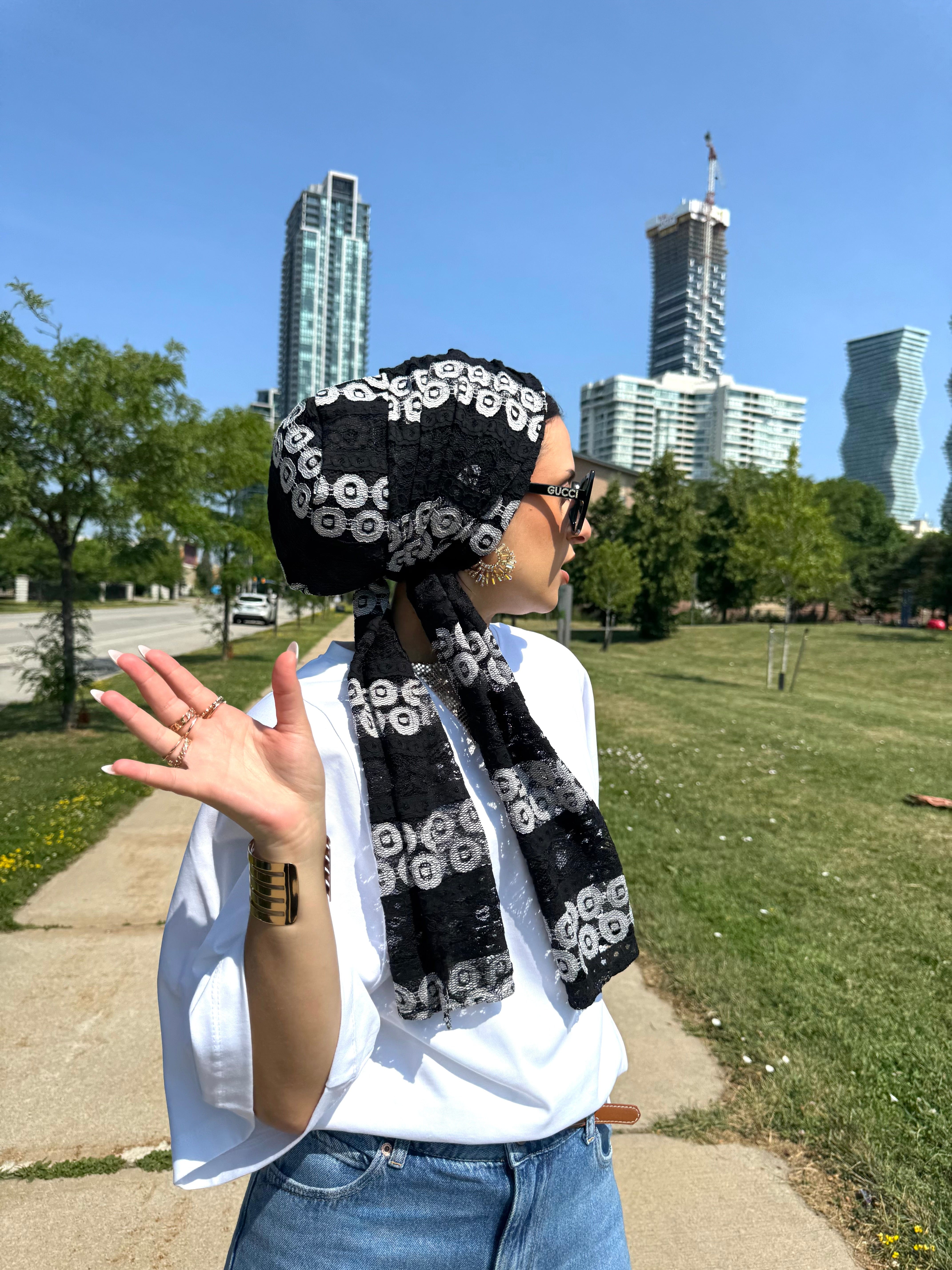 Beanie Wrap Lace - Black and White